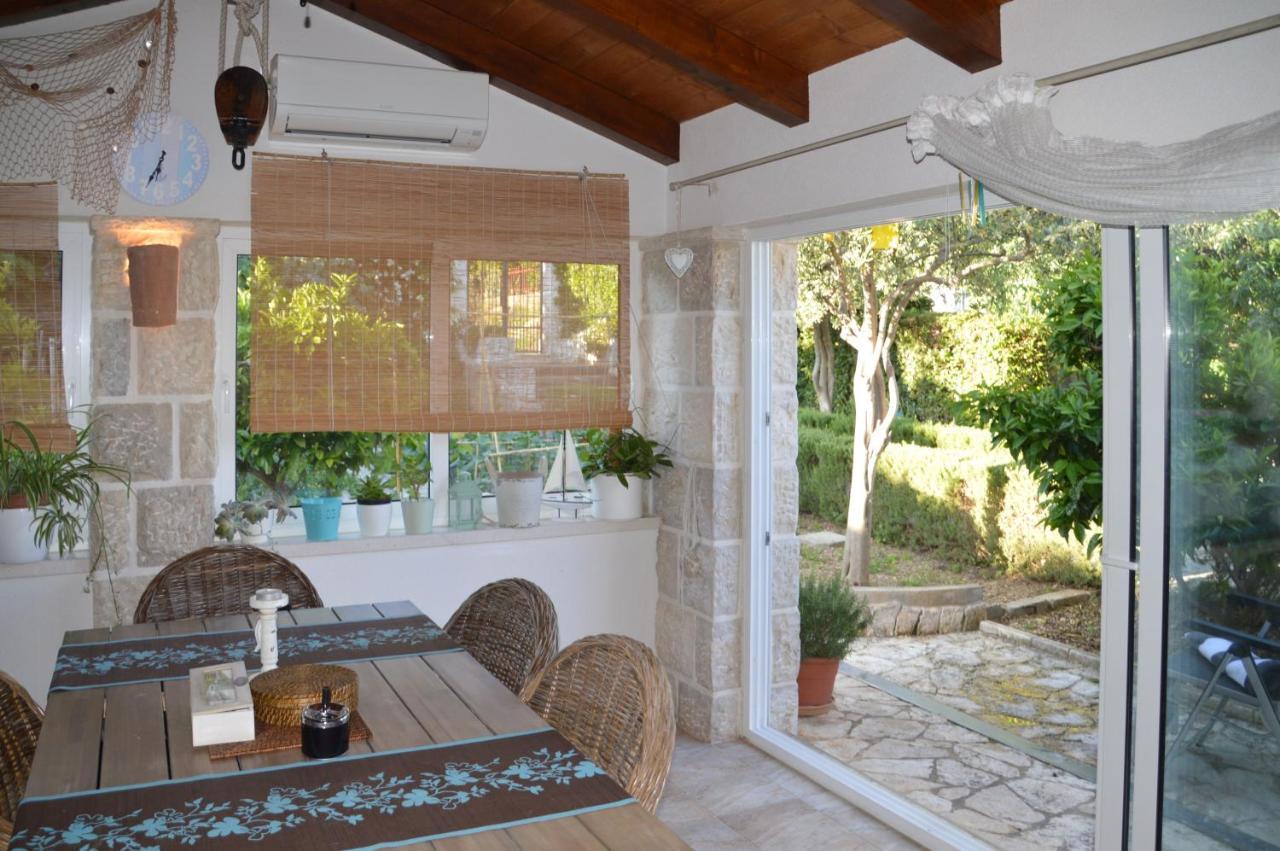 Issa Holiday Home - 3 Min Walk To Beach Kaštela Exterior foto
