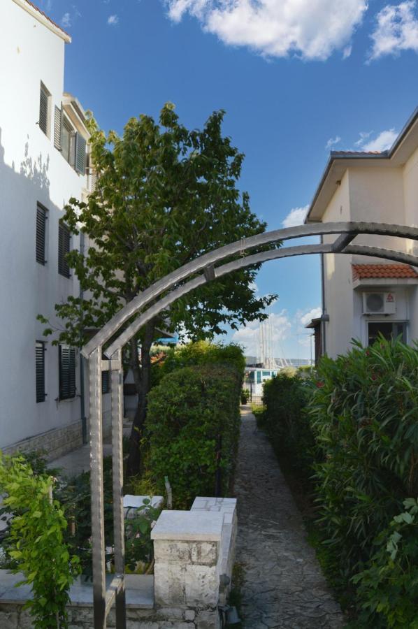 Issa Holiday Home - 3 Min Walk To Beach Kaštela Exterior foto