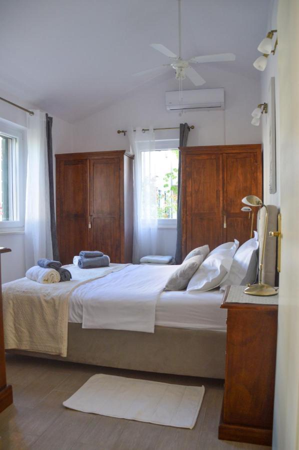 Issa Holiday Home - 3 Min Walk To Beach Kaštela Exterior foto