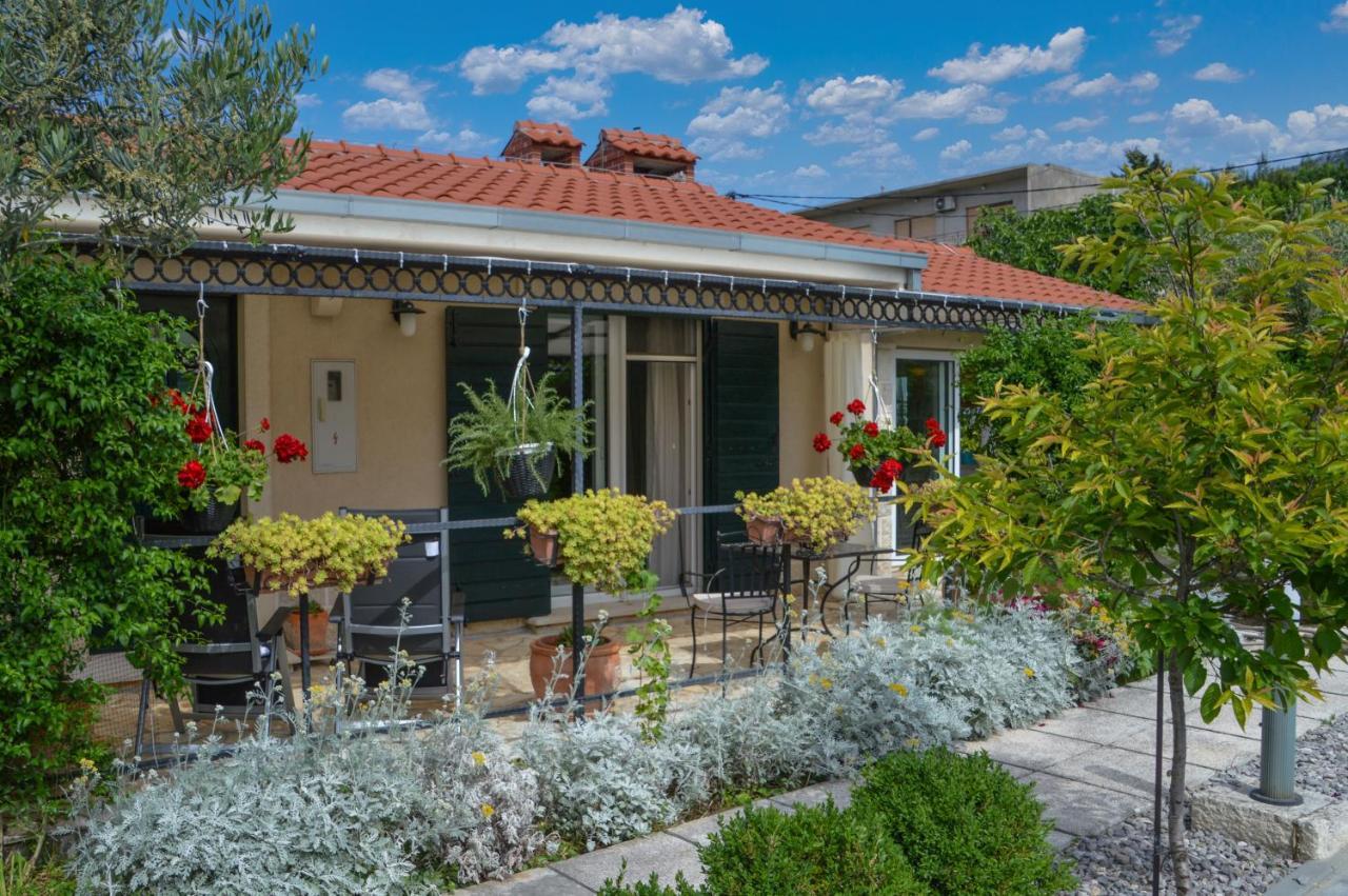 Issa Holiday Home - 3 Min Walk To Beach Kaštela Exterior foto