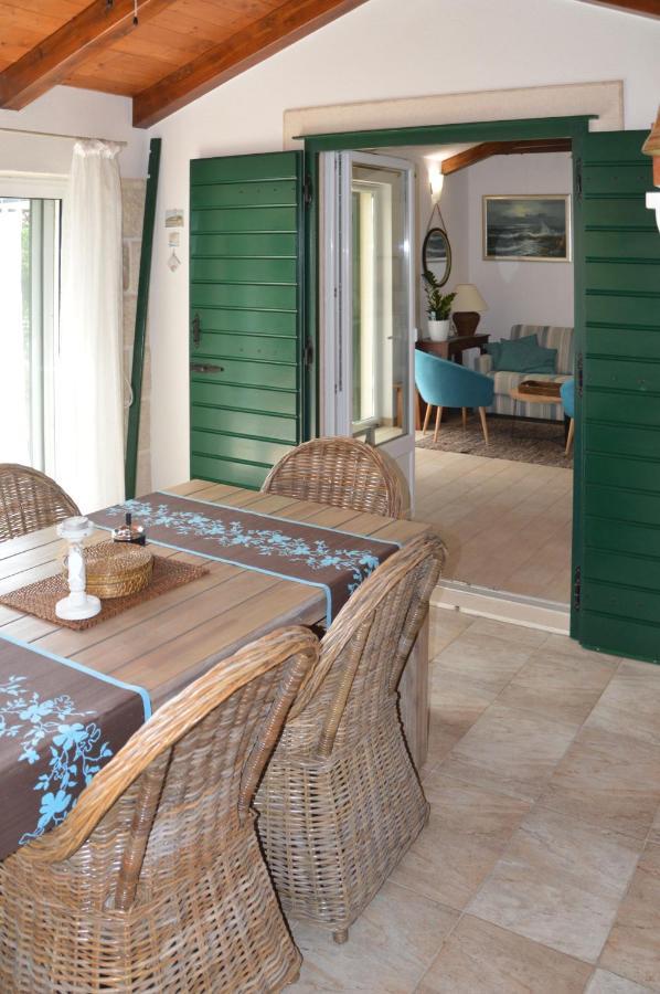 Issa Holiday Home - 3 Min Walk To Beach Kaštela Exterior foto