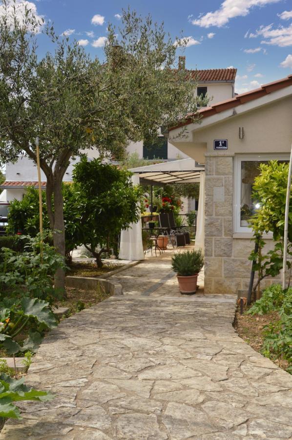 Issa Holiday Home - 3 Min Walk To Beach Kaštela Exterior foto